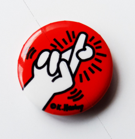 Badge Vintage de Keith Haring - Crossed fingers.