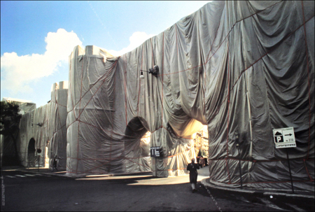 Affiche originale / Original poster de CHRISTO & Jeanne-Claude. The Wall - Wrapped Roman Wall - Via Veneto and Villa Borghese - Rome, Italy 1973-74.